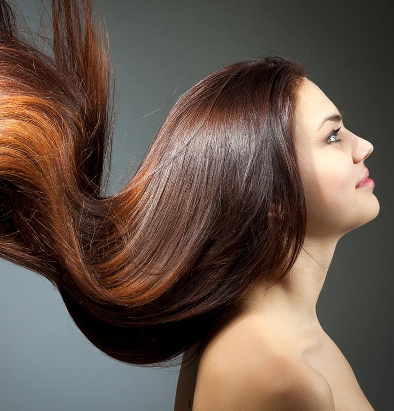 Frau mit wallenden, glänzenden Haar